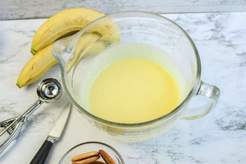 Step by step directions for banana cream pie.