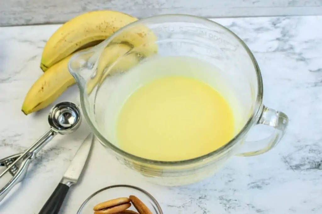 Step by step directions for banana cream pie.