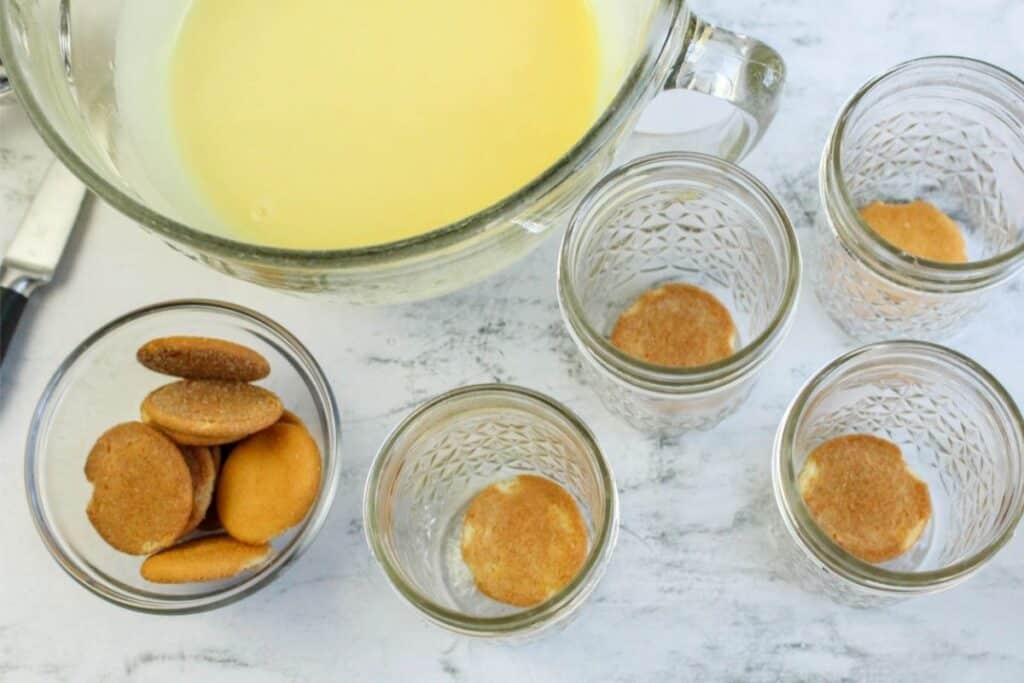 Layer the Nilla cookies in jars.