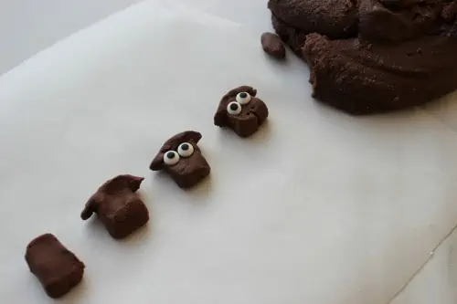 How to make lamb faces for cupcakes.
