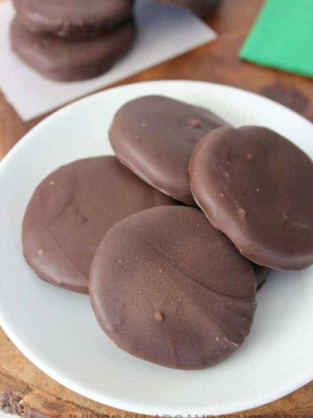 A plate of copycat thin mints.