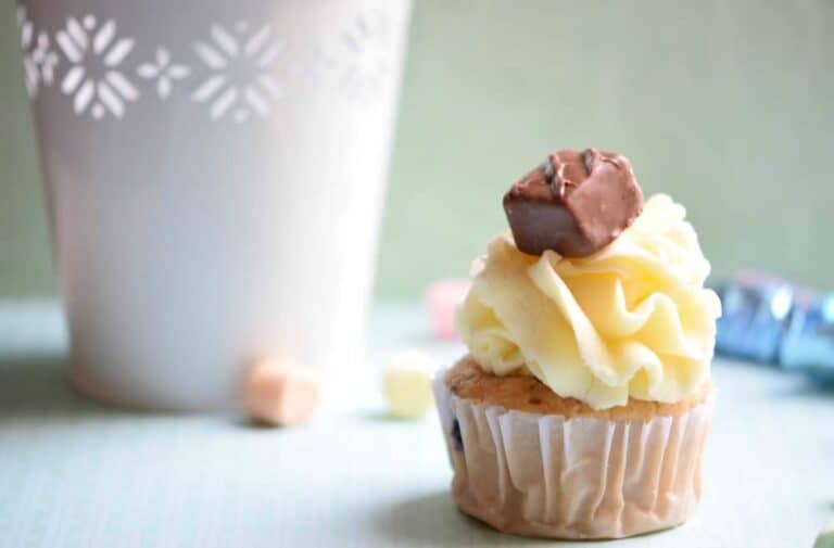 Candy Bar Cupcakes 