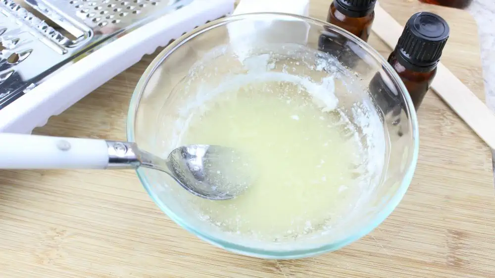 Melted cuticle cream and mix essential oils.