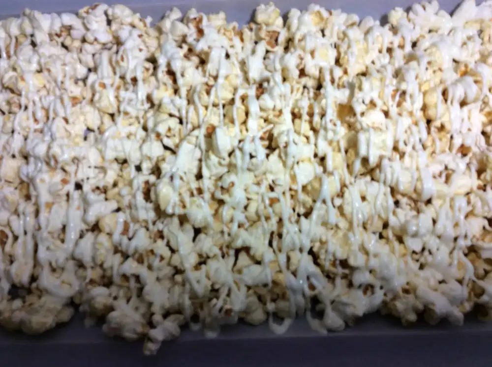 Drizzle the popcorn with white chocolate.