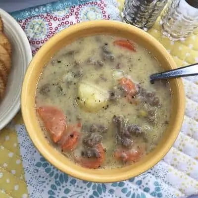 Instant Pot Cheeseburger Soup with crackers.