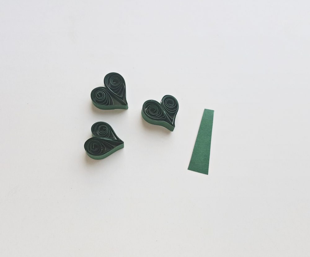 how to make paper shamrocks in shape of a heart.
