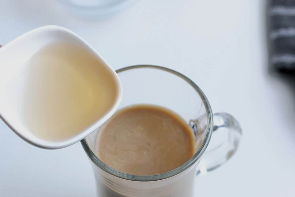 Stir creamer and caramel syrup for latte.