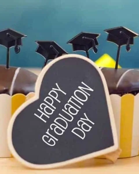 cupcakes with a small sign that says Happy Graduation Day