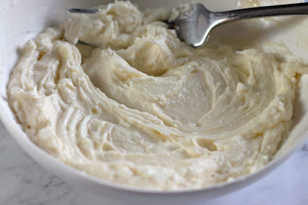 Mix the cream cheese and sugar.