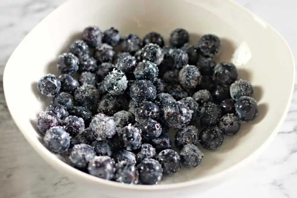 Stir the blueberries with lemon juice and sugar.