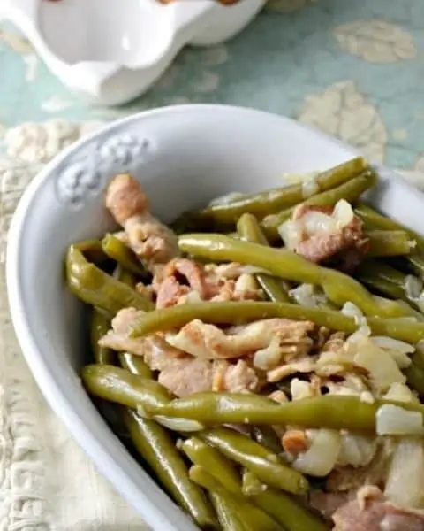 Green beans with bacon in a casserole dish.