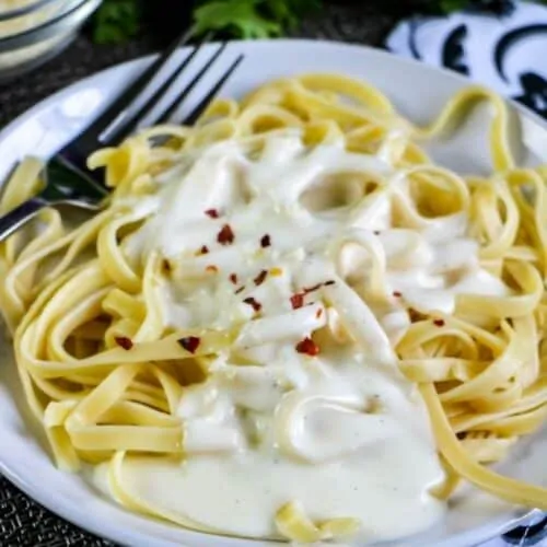 Copycat Olive Garden garlic alfredo sauce on some linguine.