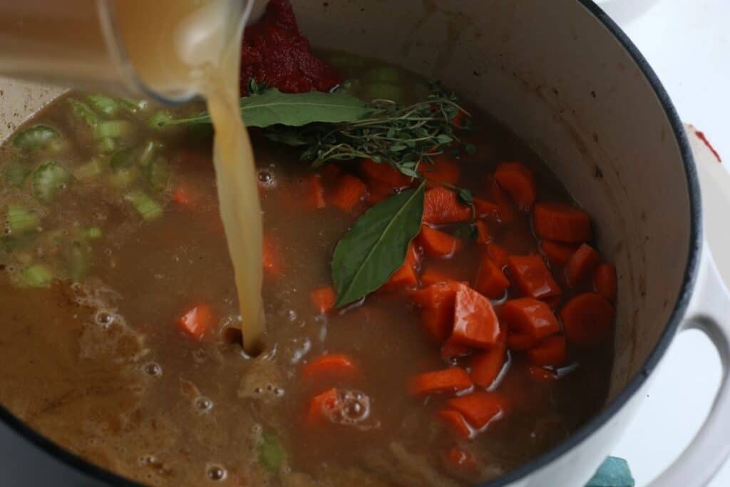 Pour broth over soup and wait until sauce thickens.