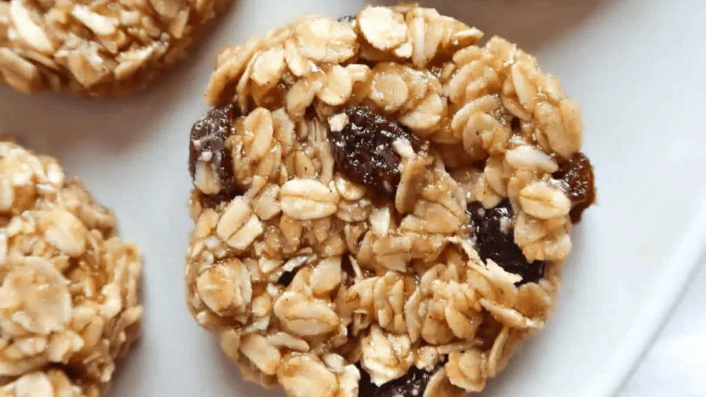 No bake cookies with oatmeal and raisins.
